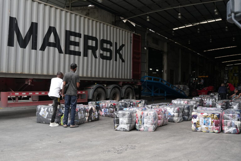 Rossboss | how many bales fit in a container