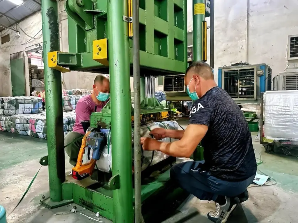 Rossboss | test used clothing bale wholesale supplier (copy)