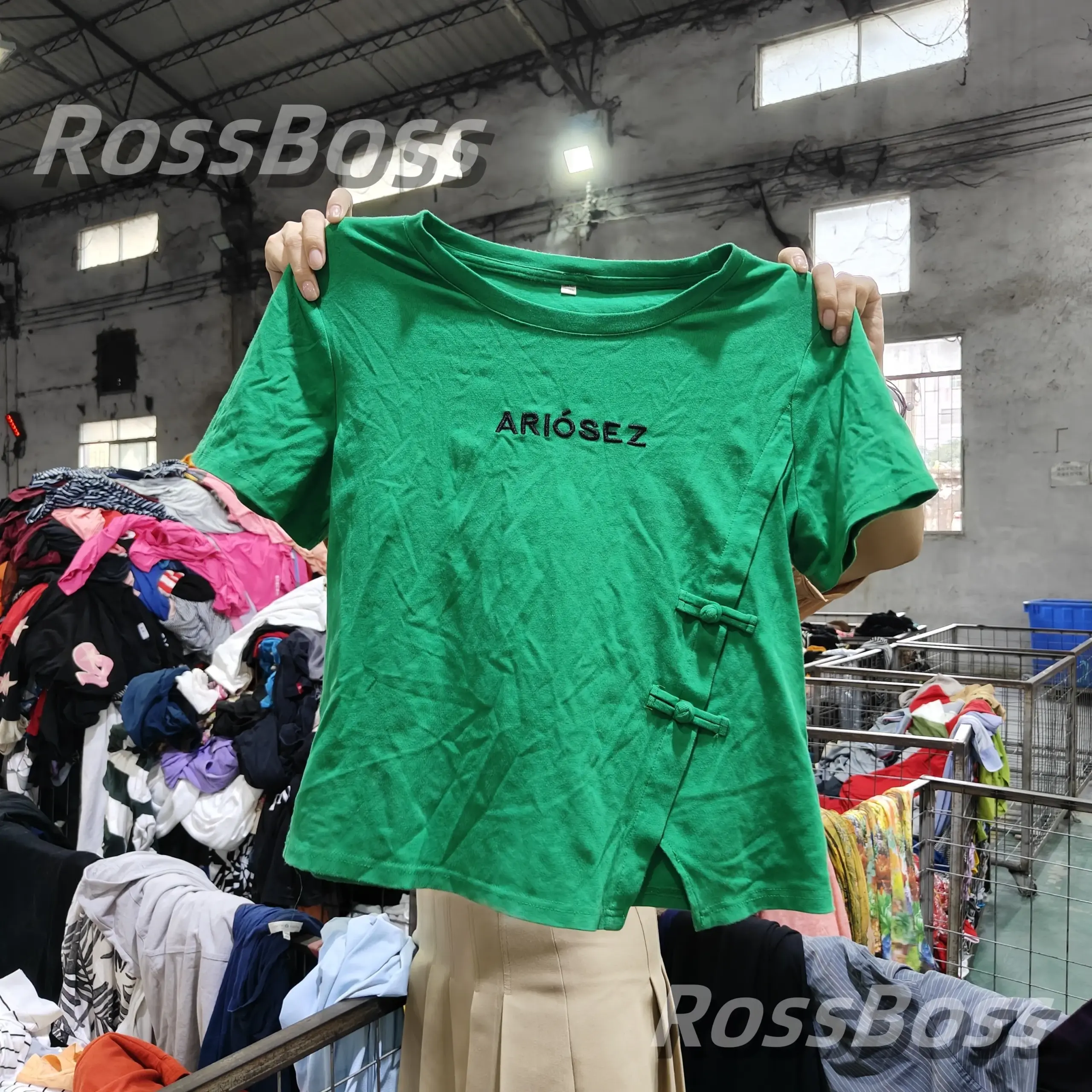 Green T-shirt with "ARIÒSEZ" embroidery, suitable for summer wear, available in various colors from RossBoss, a factory-direct supplier of used clothing.